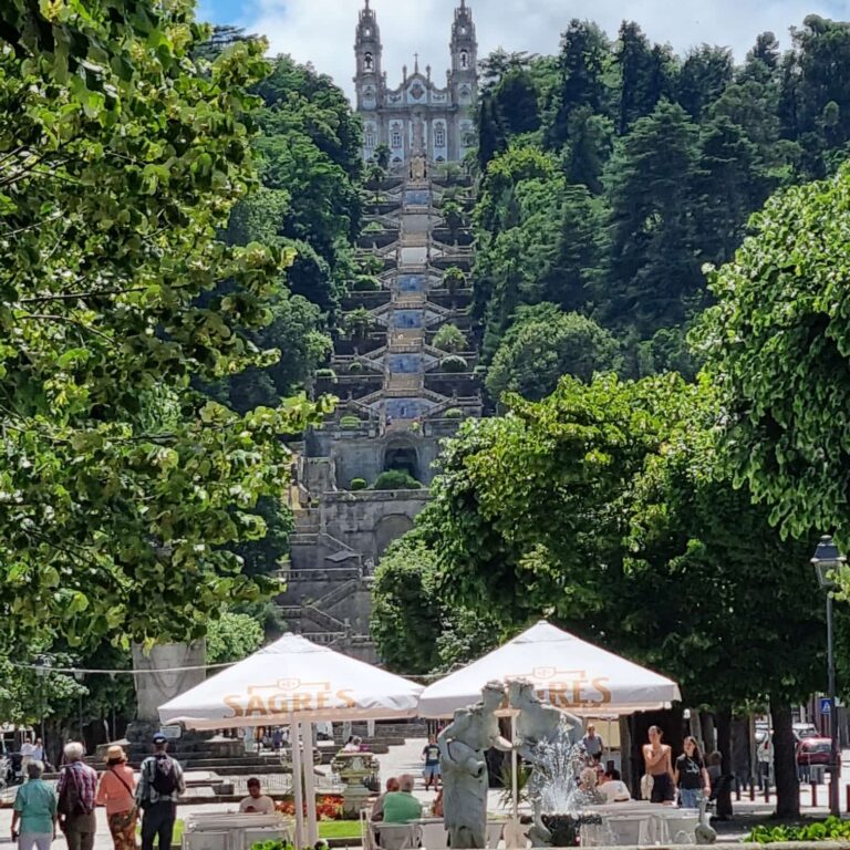 המדרגות שמובילות אל הקדושה מאריה שמרפאת כל דבר אם אתה מאמין מספיק