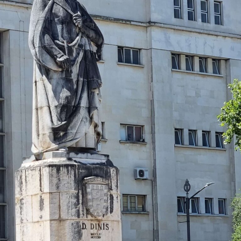 המלך הפורוטוגזי דניס שהעניק לאוניברסיטת קואיברה את ארמונו ועבר להתגורר בשיכון לזוגות צעירים