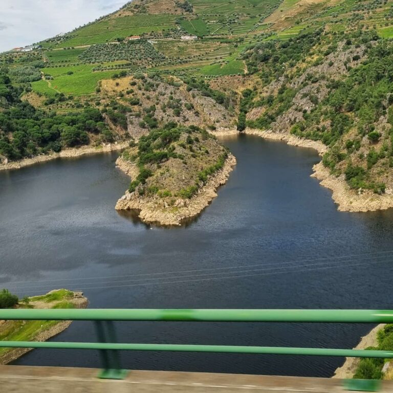 המראות המתגלים בנסיעה במורדות המערביים של הפירנאיים