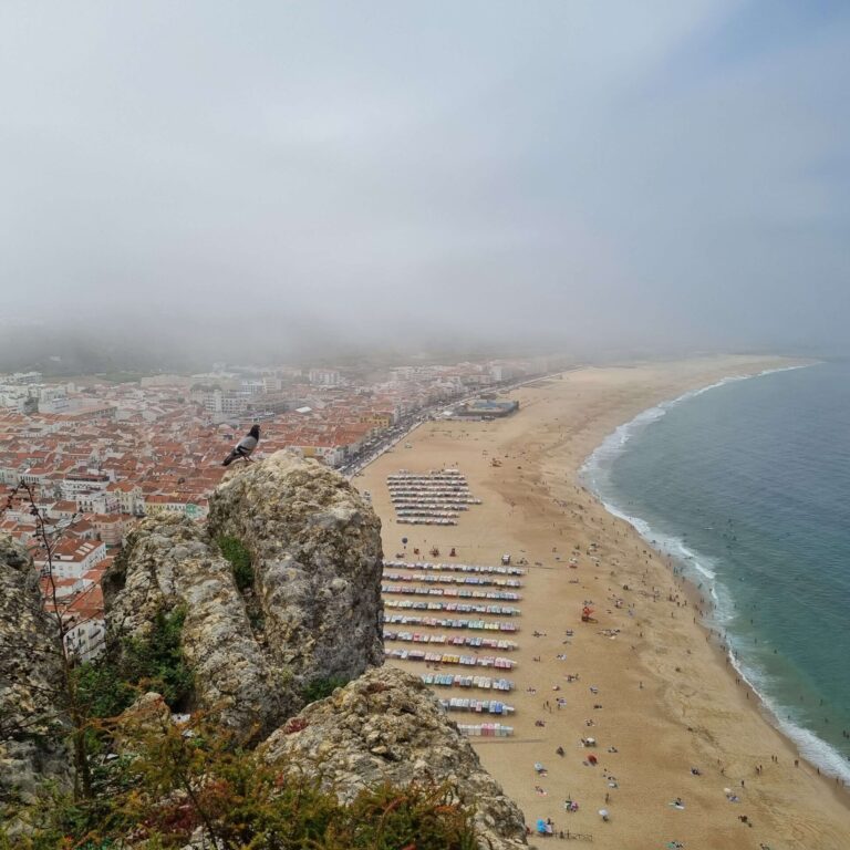 הצוק המשקיף על הריווירה הפורטוגזית