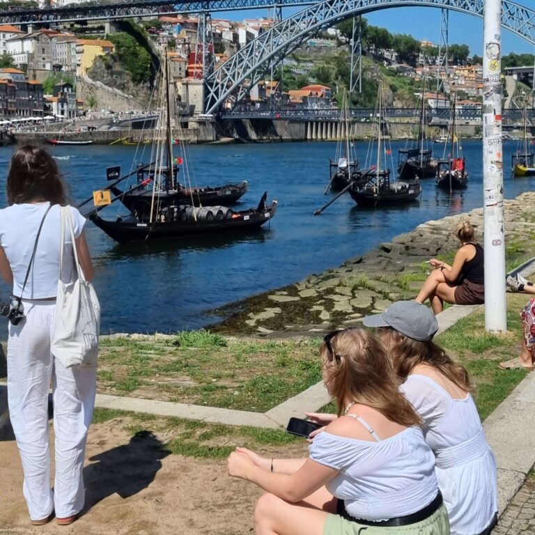 הריווירה התוססת של העיר פורטו בשפך של הדוארו לים