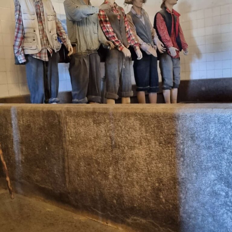 לדריכת היין מתגייסים כל תושבי הסביבה אך אל חשש מפטריות הרגליים הם עוטים נעלי פלסטיק חד פעמיים על כפות רגליהם