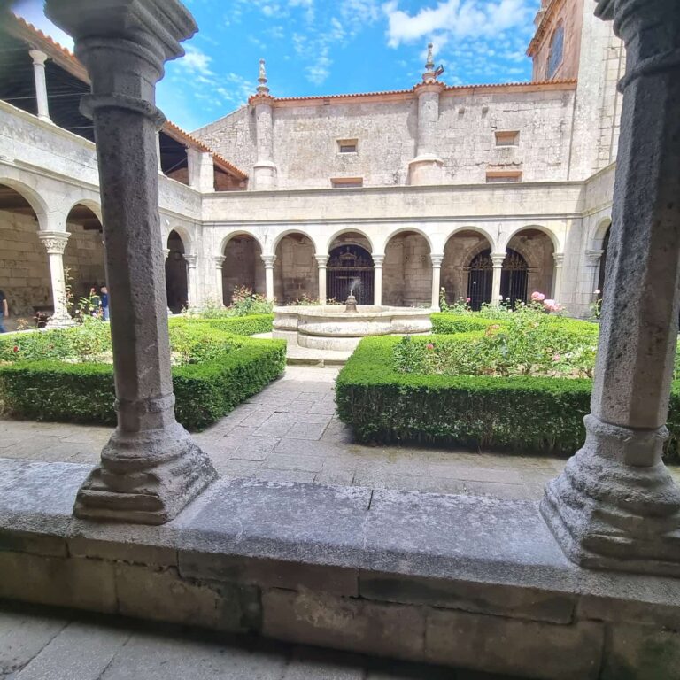 מנזר ההגיגים לנזירים בעיירה Lamego שם נבנתה הכנסיה אליה עולים ברגל על הברכיים לא פחות מ 800 מדרגות כדי לבקש מרפא ממריה הקדושה