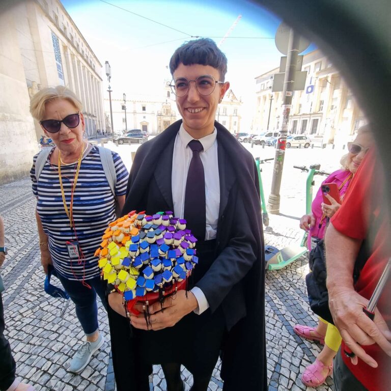 סטודנט באוניברסיטה מתפרנס מלמכור עפרונות שמייצגים פקלוטות שונות