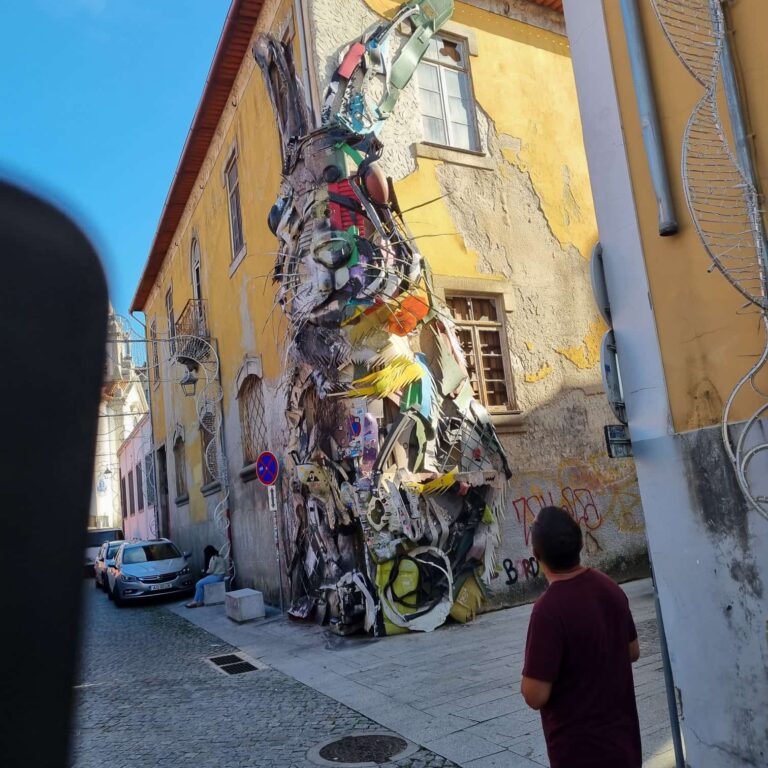 ערימת גרוטאות שהפכה לפסל