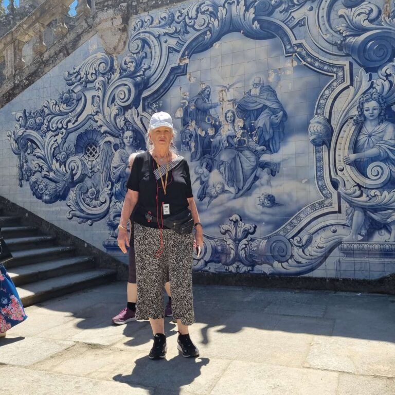 צביה במלוא הדרה למרגלות המדרגות