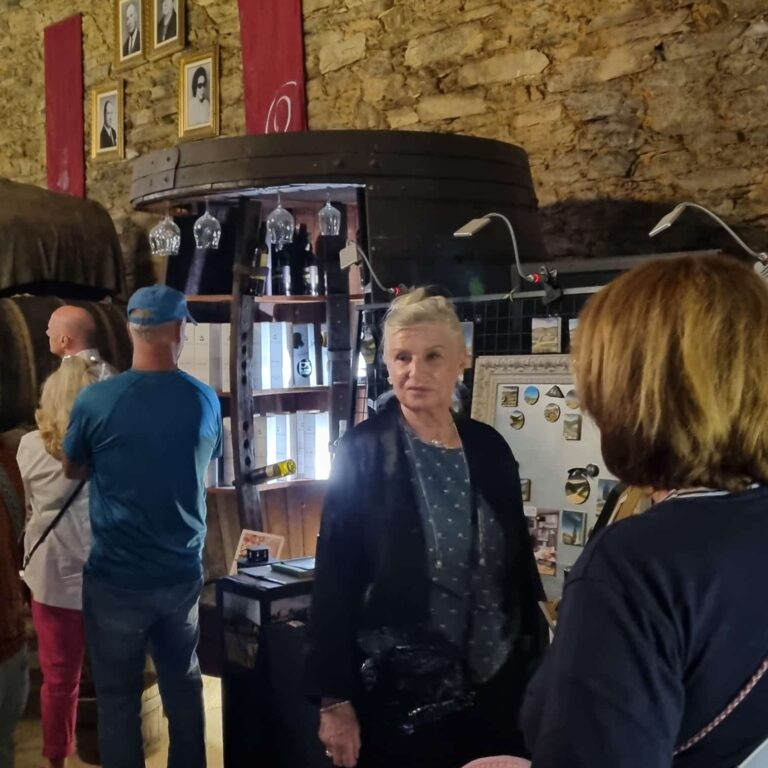 צביה מסתובבת באולמי היקב העתיק