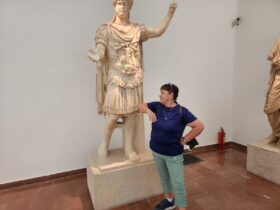 אלכסנדר מוקדון הולם את רותי