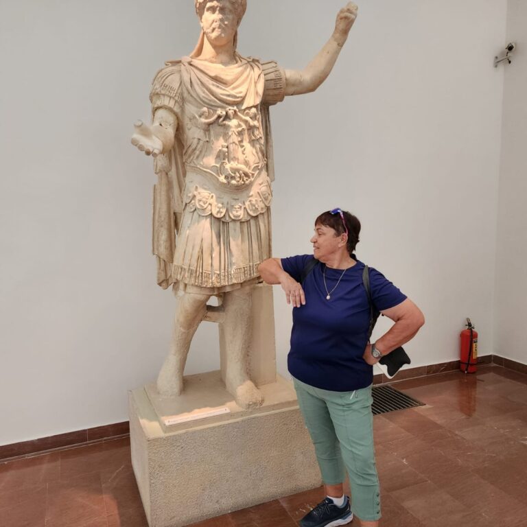 אלכסנדר מוקדון הולם את רותי