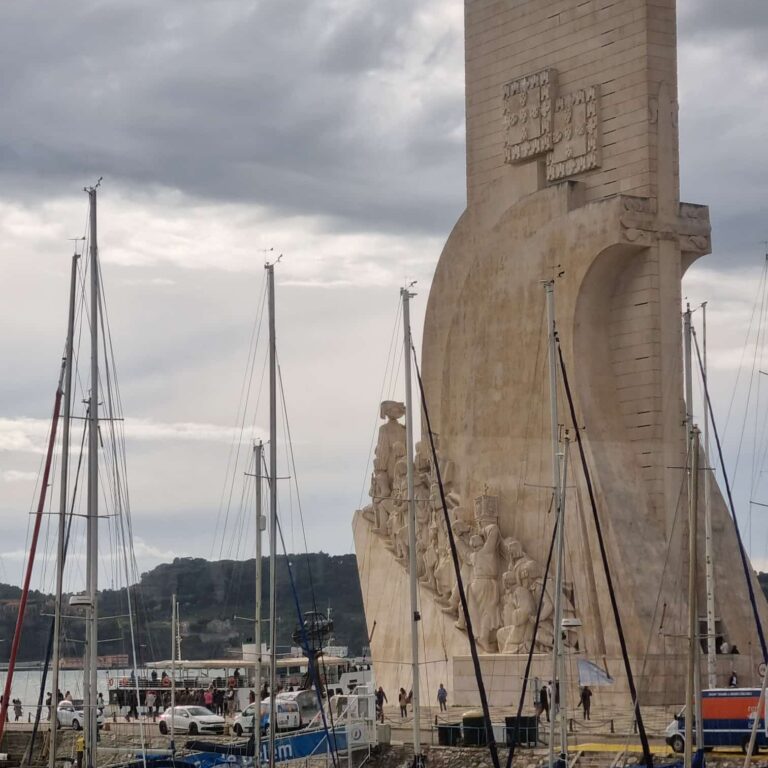 אנדרטה לזכרם של מגלי הים הפורטוגזים מדינה קטנה שהפכה לאימפריה