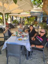 במסעדת דגים באחד מכפרי הפילופונסוס