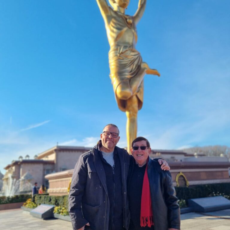 בני גיא ואני מתפעלים מהמקדש ההודי שהתגלה לנו על אדמת ניו ג'רסי