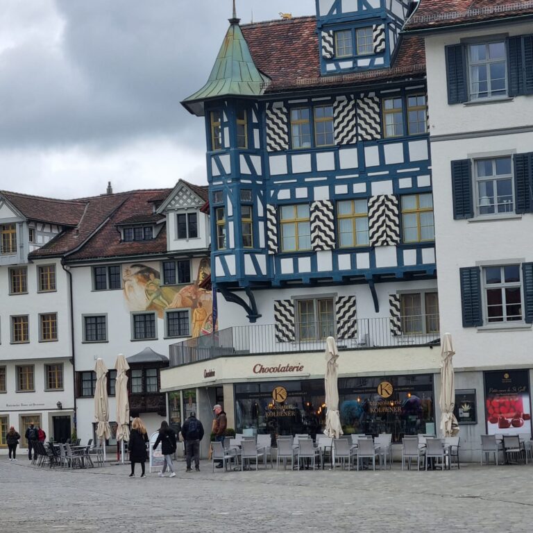 בתים שוויצרים של מאות שנים שאף אחד לא חולם לעשות להם פינוי-בינוי