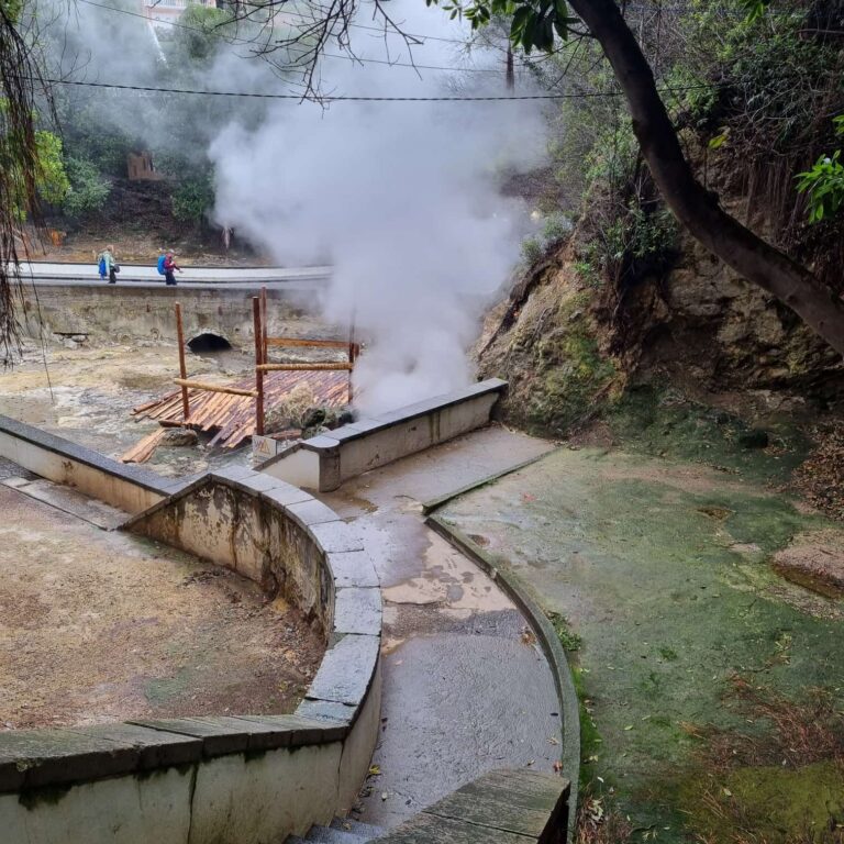 האי הוולקני מדיף עשן גופריתי