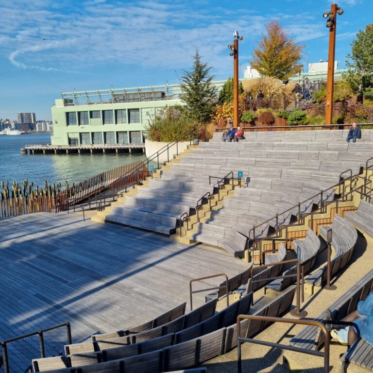 האי המלאכותי הפך לפארק עם מאות פרחים ועצים והוקם בו אמפי להופעות בחינם לתושבי ניו יורק