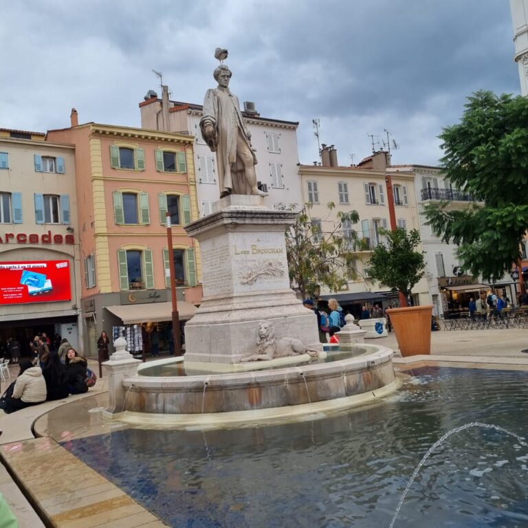 האנדרטה לזכרו של המשורר לורד ביירון שלחם בטורקים למען עצמאות יוון. הטיילת האנגלית לאורך הים נקראת על שם האצולה האנגלית שנהגה לחרוף במאה ה-19 ברביירה של קאן כדי להמלט מהקור באנגליה