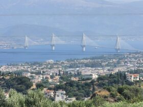 הגשר היפה פה שנבנה על ידי הגרמנים ומחבר את יבשת יוון לפילופונסוס