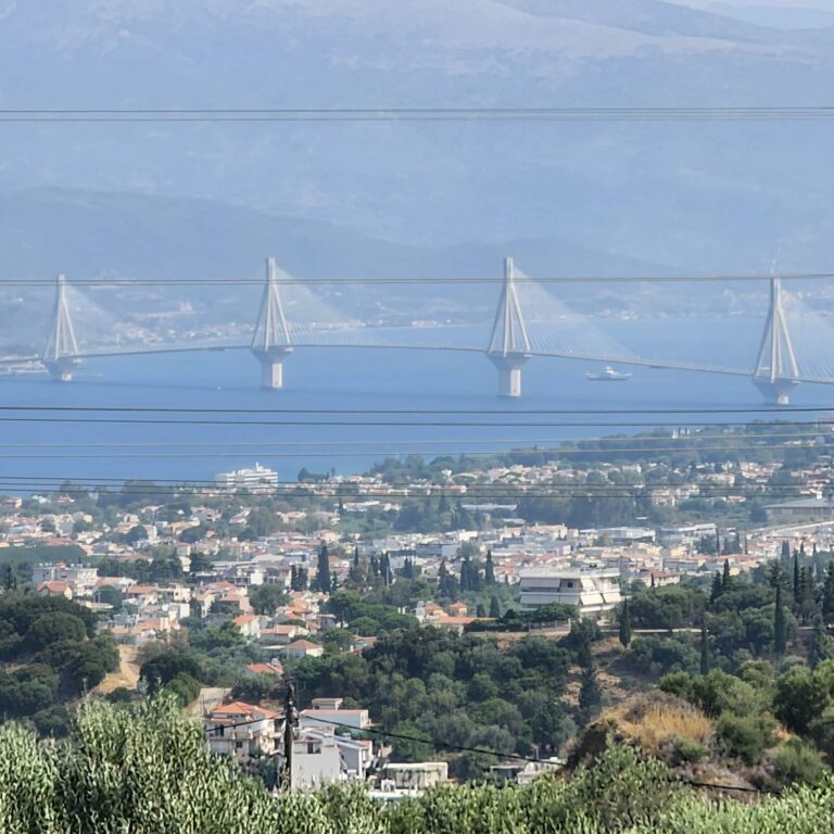 הגשר היפה פה שנבנה על ידי הגרמנים ומחבר את יבשת יוון לפילופונסוס