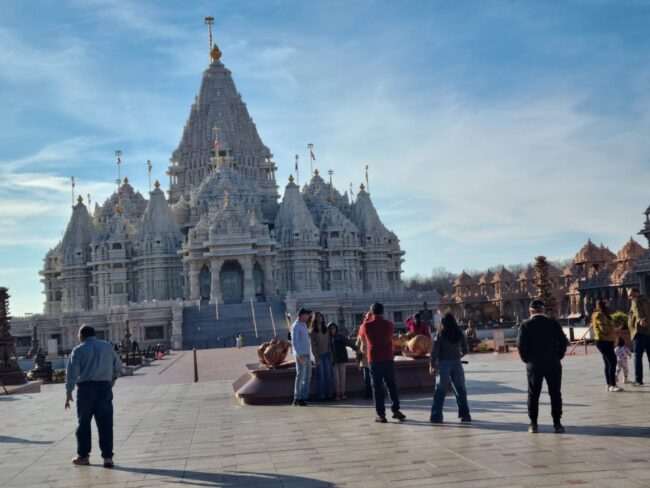 הינדים נוהרים למקדש (שעלה מליארדים) מכל רחבי ארה''ב