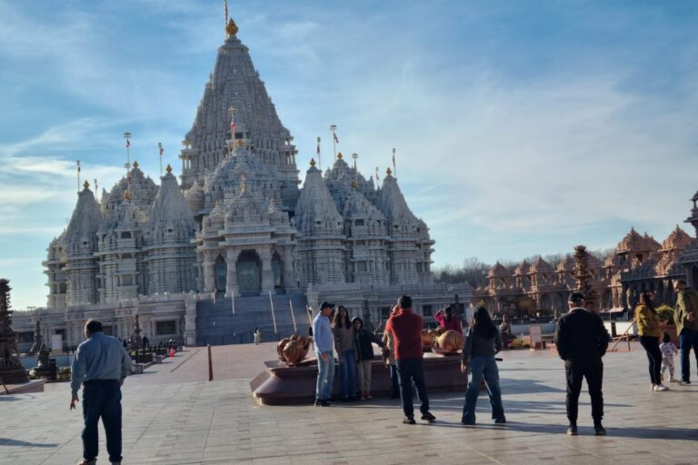 הינדים נוהרים למקדש (שעלה מליארדים) מכל רחבי ארה''ב