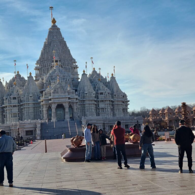 הינדים נוהרים למקדש (שעלה מליארדים) מכל רחבי ארה''ב