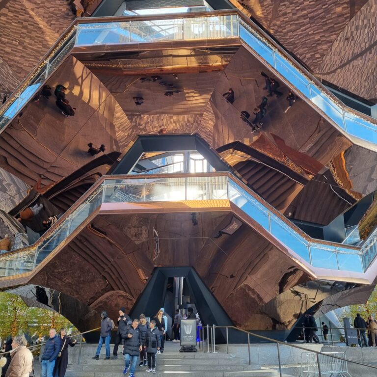 הכניסה למבנה המרפסות