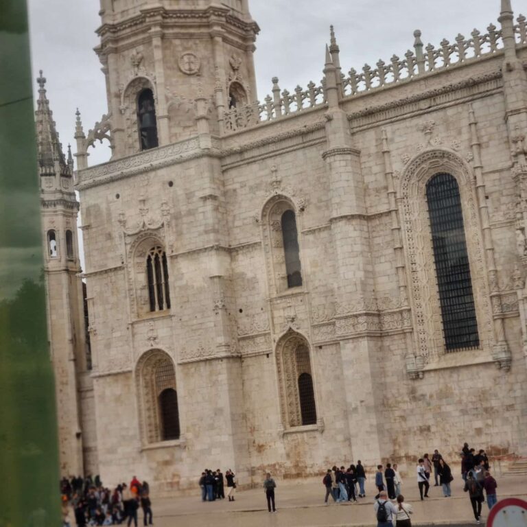 המבנה המרשים ליד המנזר. נפוליאון היה זה שביטל את האינקווזציה עם כיבושו של ספרד והנזירים והכמרים הפכו למחוסרי עבודה