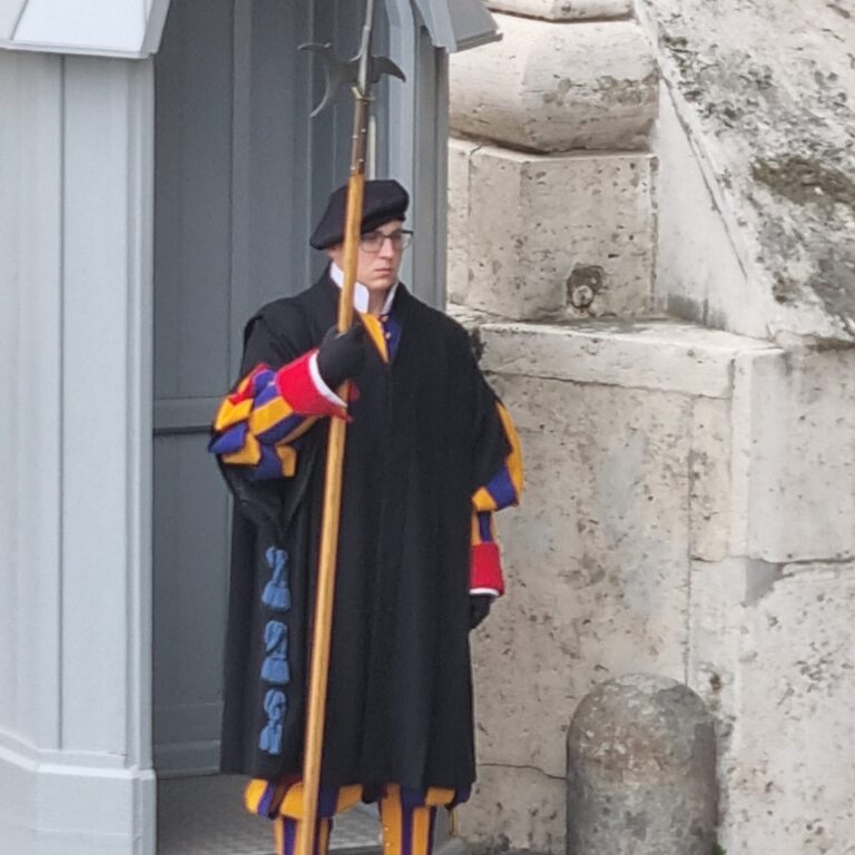 המדים של משמר הותיקן שעוצבו עוד בידי מיכאל אנג'לו