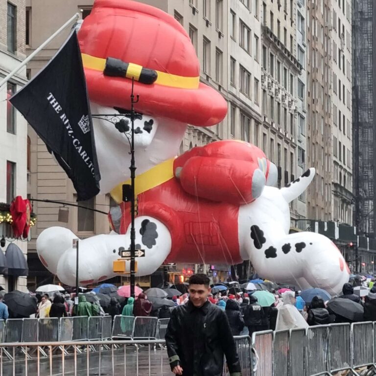 המצעד של מייסיס לכבוד Thanks giving שנערך בגשם שוטף. אתמול היה יום קייצי