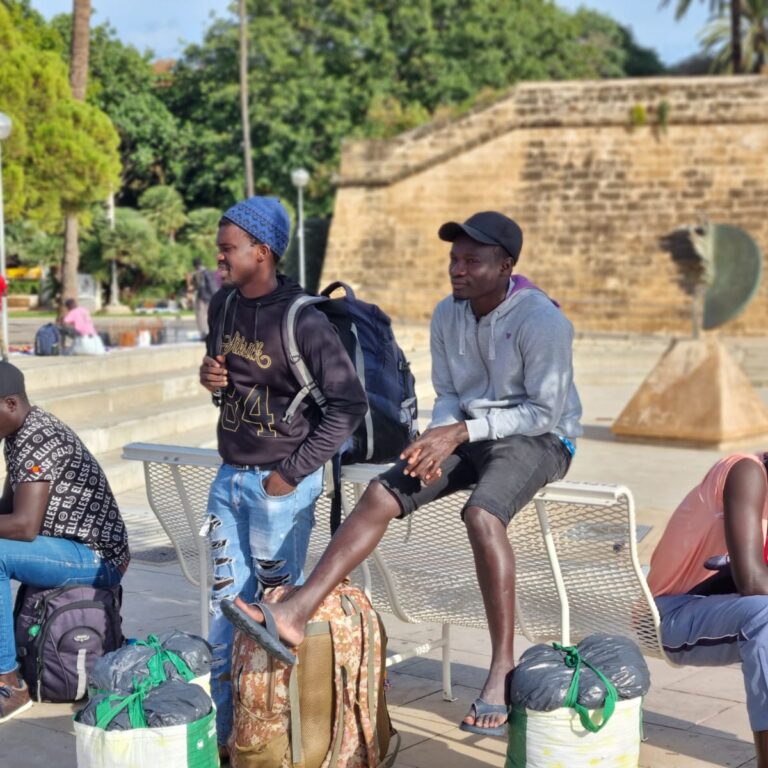 הסומלים עם תיקי לואי ויטון המזוייפים שהשתלטו על מדרכות אתרי התיירות האירופאים