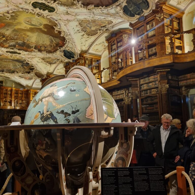 הספריה המדהימה שבמרכזה ניצב גלובוס ענק שניתן באותו הסכם שלום בין הפרובינציות השוויצריות שמחזיק מעמד כבר מאות שנים