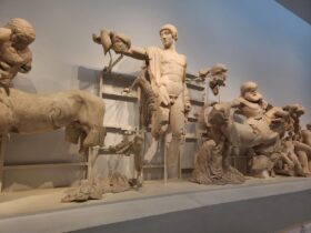 הפסלים המדהימים במוזיאון בדלפי שמייצג את התרבות ההלניסטית במיטבה