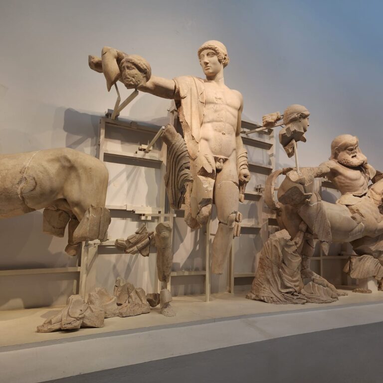 הפסלים המדהימים במוזיאון בדלפי שמייצג את התרבות ההלניסטית במיטבה
