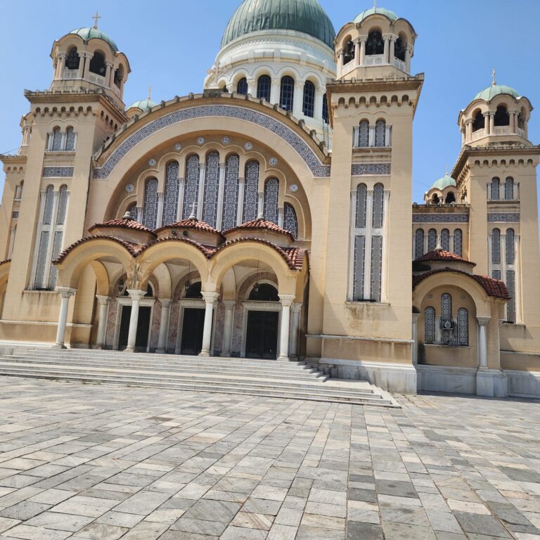 הצורה הייחודית של כנסיות יוון
