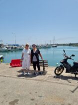 הצמד חמד צביה ורותי על רקע נמל דיג מקומי