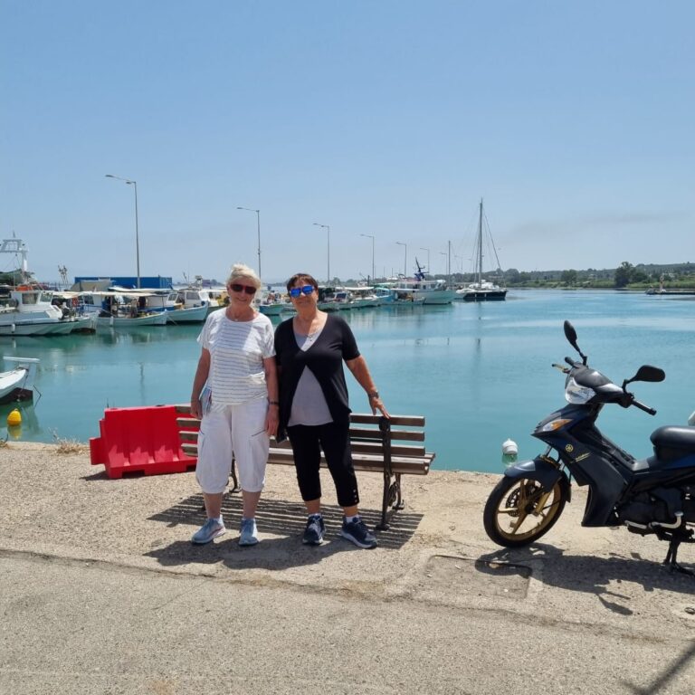 הצמד חמד צביה ורותי על רקע נמל דיג מקומי