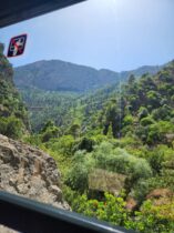 הרכבת המתנודדת הנוסעת בתוך הואדיות