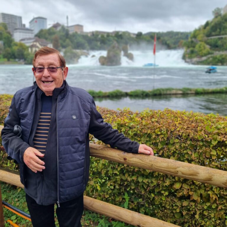 השלווה על רקע מפלי הריין