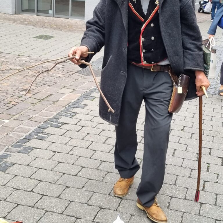 זקן שוויצרי גאה בציפורים מעשה ידיו