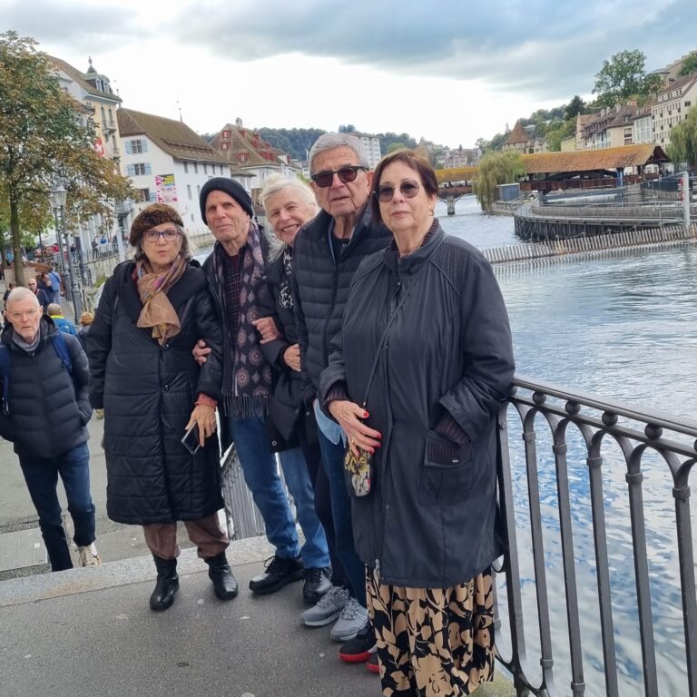 חבורת המטיילים על רקע הנהר בציריך