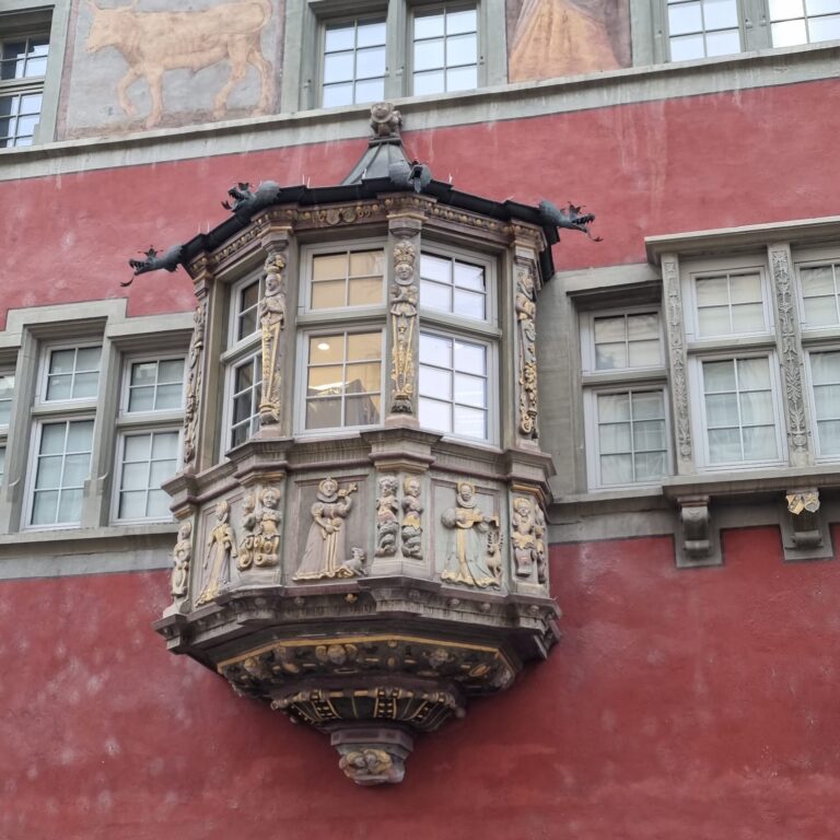 חלון מעוצב בסגנון שוויצרי