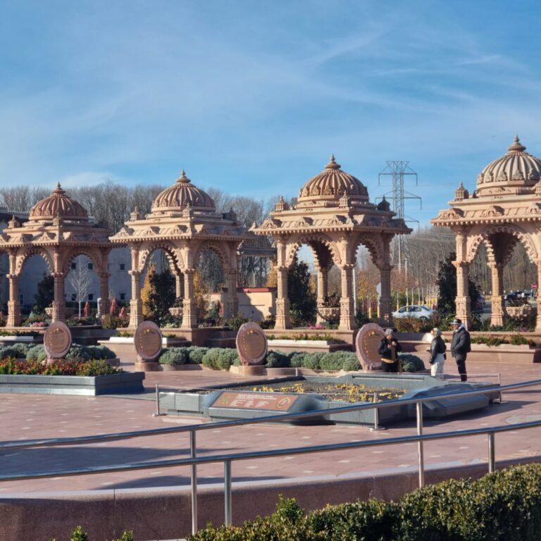 חלק מהשערים שמובילים למקדש עצמו