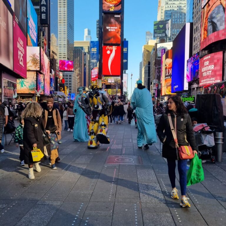 טיימס סקוור צומח לגובה עם הטיפוסים המתהלכים בו