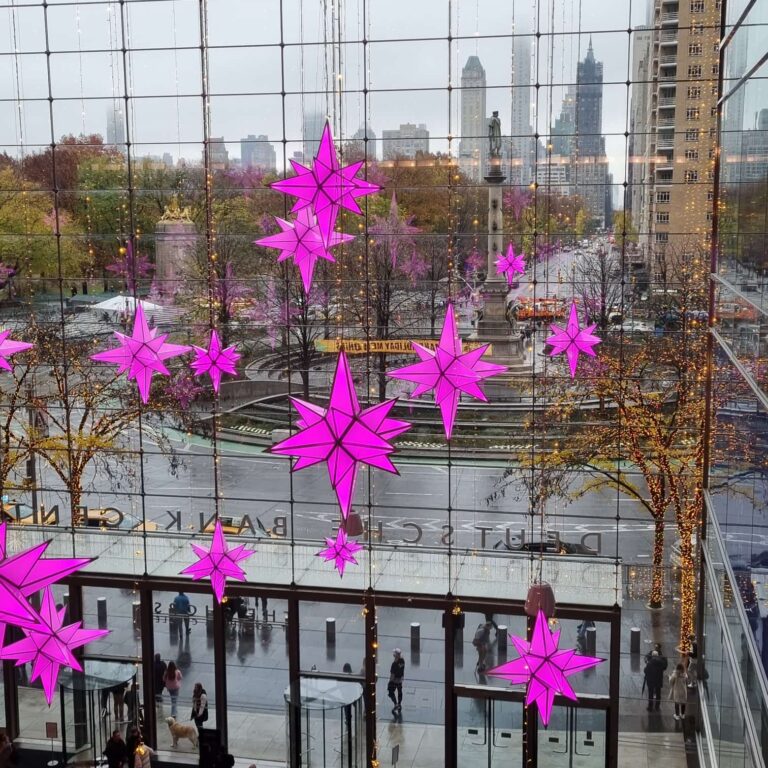 כיכר קולומבוס מבעד לחלונות של מגדל טיים וורנר