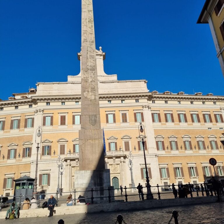 כל האימפריות האירופאיות שדדו את מצרים והעבירו אובליסקים ששוקלים מאות טונות ברומא ,פאריז ולונדון