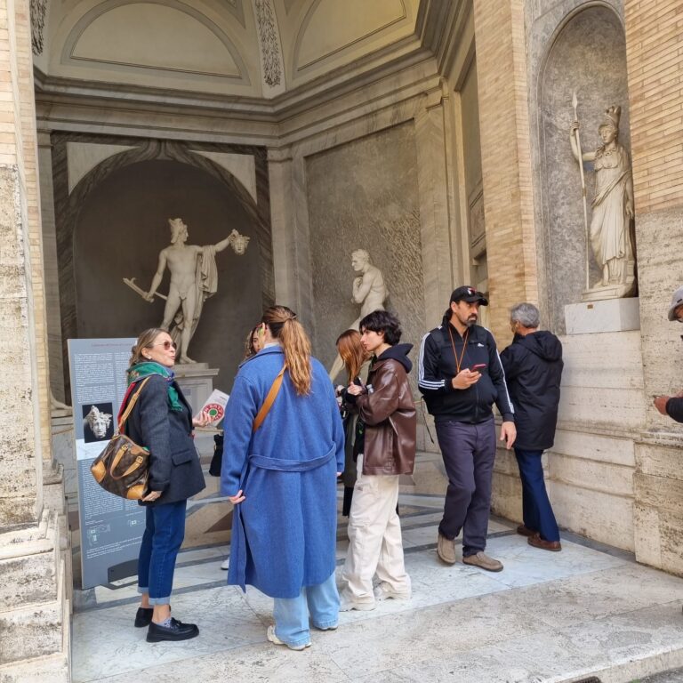 כל המבקרים מתפעלים מאוספי הפסלים והיצירות במוזיאון הותיקן