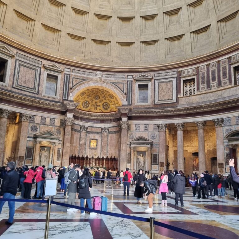 כנראה שכאשר אומץ הפנתיאון הפאגני לכנסיה זה עזר למבנה להישרד במשך 2000 שנים