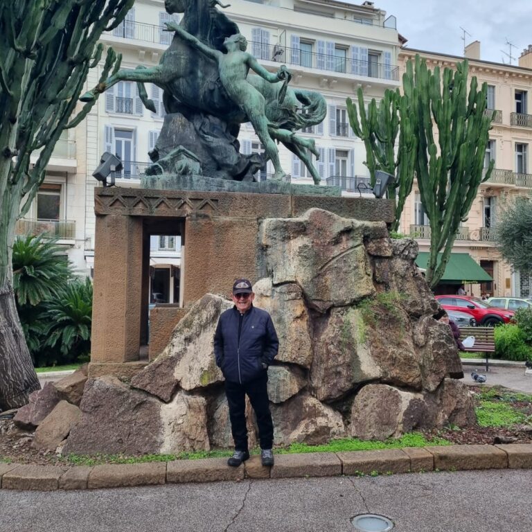 למרגלות אחד מפסלי הטיילת של קאן