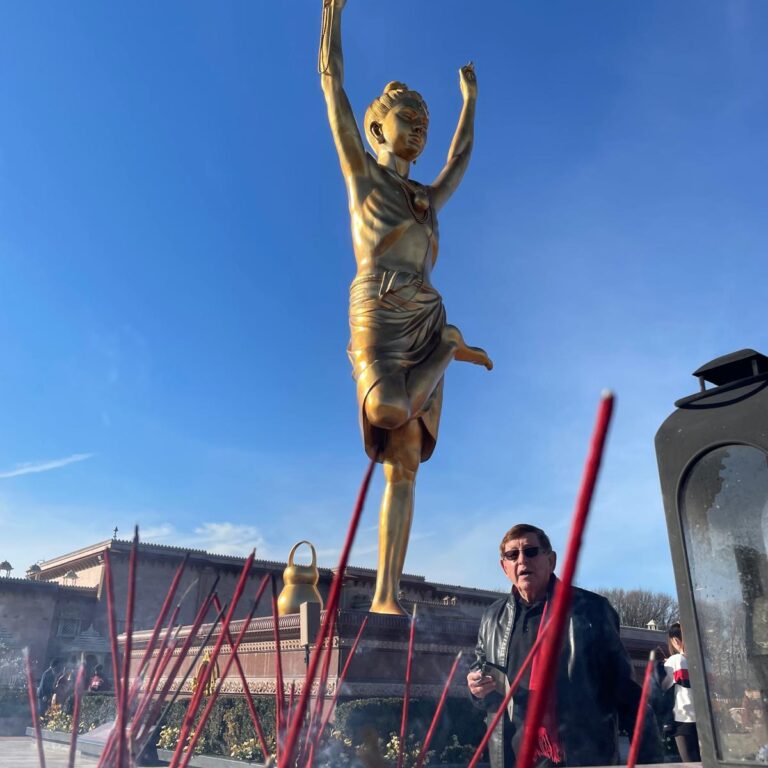 מבט מקרוב לאלה ההינדית שעומדת על רגל אחת