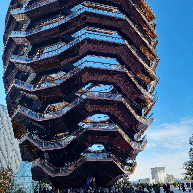 מבנה הטרסות המוזר שנבנה בהאדסון סקוור מזווית אחרת